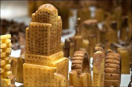 فنان بريطاني إستخدم 80 كيلو من البطاطا لنحت مدينة